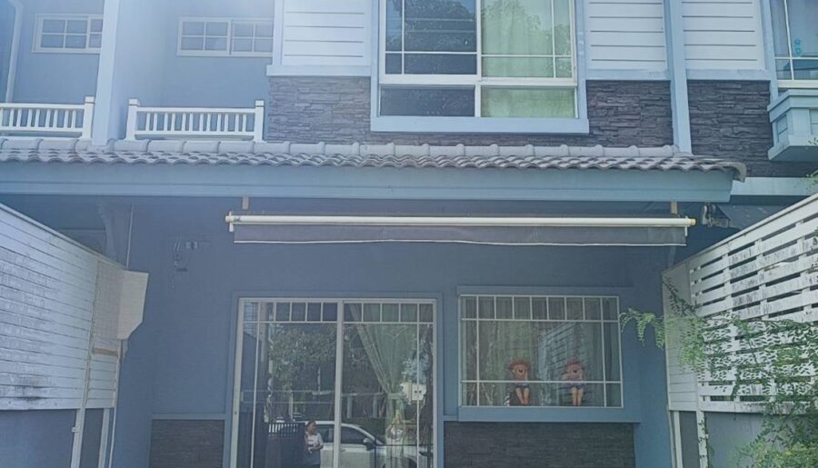 ขายด่วนทาวเฮ้าส์ 2 ชั้น 2 ห้องนอน สภาพใหม่ หมู่บ้านวิลลาจจิโอ บางนา ใกล้มหาวิทยาลัย ABAC บางนาตราด โทร 098-7967736