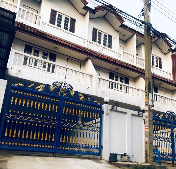 ให้เช่า พร้อมเข้าอยู่ ทาวน์เฮาส์ 3 ชั้น เพียง 9พันบาท ท่าข้าม บางขุนเทียน ตรงข้าม Central Rama 2 โทร 0897683529