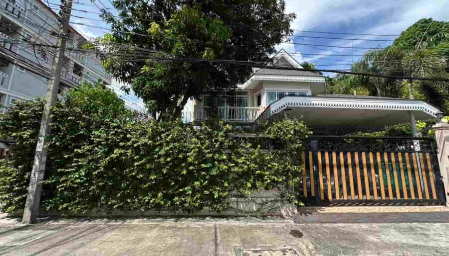 ขาย / ให้เช่า บ้านเดี่ยว ซอยแบริ่ง 26 มุมโครงการ (Fantasia Villa)