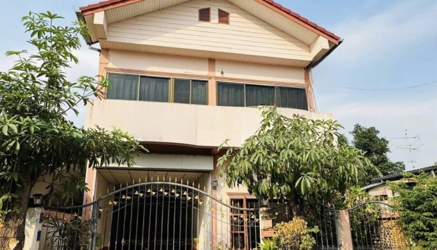 ขายบ้านพร้อมที่ดิน ในตัวเมืองพิษณุโลก 2 ชั้น มีดาดฟ้า เนื้อที่ 42 ตร.ว. แถมฟรีเฟอร์นิเจอร์ พร้อมเข้าอยู่ โทร 081-9629980