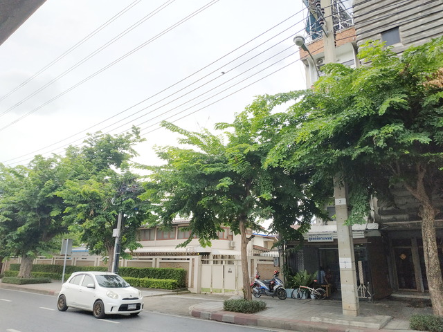 ขาย ตึกแถว-อาคารพาณิชย์ good-for-Airbnb-daily-rentals, เหมาะทำตึกแถวปล่อยเช่ารายวัน ฝั่งธนใกล้BTS อาคารพาณิชย์ทำเลทอง-บางพลัด Office-and-Airbnb-investment-BangPhlat-BAngkok,